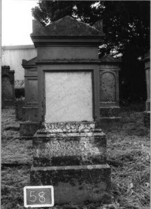 Grabstein 58 (Index: 100081456) Zustand: zerbrochen Maße HxBxT: 160x63x28 cm: Grabstein 58