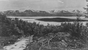 Landschaft : Blick über eine Landschaft mit Gewässer und Bergen, die sich im Hintergrund erheben