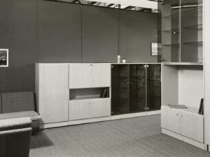 Anbauwand : Wohnzimmermöbel (1974; VEB Möbelkombinat Wi-We-Na). Ansicht mit Anbauwandteilen als Raumteiler, Flachstrecke und Eßplatz