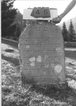 Grabstein 45 (Index: 100009543) Maße HxBxT: 77x48x14 cm: Grabstein 45