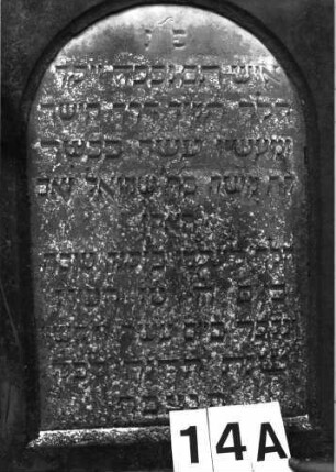 Grabstein 14 (Index: 99891844) Material: Sandstein, Inschrifttafel Marmor Zustand: Inschrifttafel teilweise unlesbar Maße HxBxT: 138x57x18 cm Beschreibung: rechteckige Stele, Mittelakroter Symbolik: Palmette als Mittelakroter: Grabstein 14A