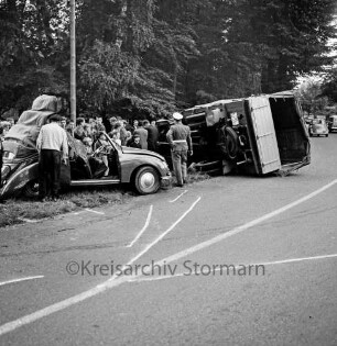 Verkehrsunfall: B 75: Kurve vor Schloss: Cabriolet und Lkw: beschädigtes Cabriolet, umgestürzter Lastwagen, Schaulustige, Polizist: Kreide-Markierungen auf Straße