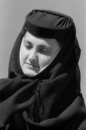 Reisefotos Rumänien. Porträt einer jungen Nonne des Kloster Horezu