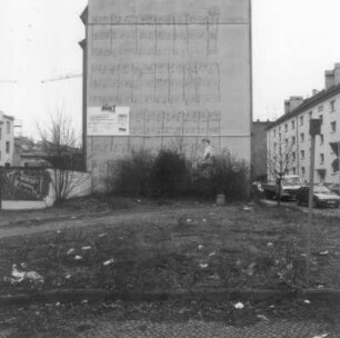 Leipzig-Südvorstadt, Steinstraße 41 / Ecke Karl-Liebknecht-Straße. Wohnhaus. Giebelfront mit Wandbild "Die Internationale", Notenbild Refrain (wohl um 1955)