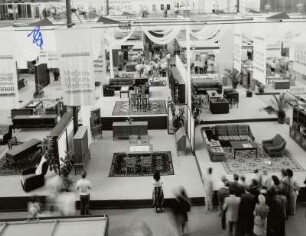 Messehalle für Möbel (Halle 15). Raumaufnahme mit Ausstellungskojen