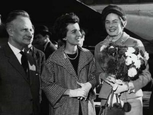 Hans Wölffer + Gattin (Ingeborg Körner), Ingrid Bergmann. Empfang auf dem Flugplatz.