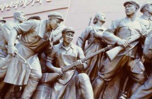 Detail der Figurengruppe seitlich des Großmonuments Mansudae