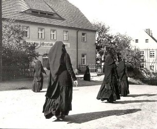 Heimweg von einer Beerdigung in Crostwitz : Kleidung - katholische Tracht. Ort: Chrósćicy / Crostwitz. Auf dem Rückweg von einer Beerdigung