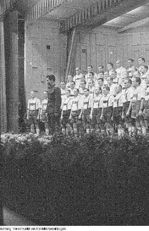 Verschiedene kulturelle Veranstaltungen, Auftritte verschiedener Volkstanzgruppen, Gedenkstätte Carl Maria von Webers in Dresden-Hosterwitz, Auftritt des Sächsischen Bergsteigerchors "Kurt Schlosser" Dresden, Auftritt des französischen Chansonniers und Schauspielers Yves Montand, u.a., 1957