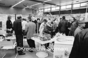 Gewerbeausstellung "Reinfelder Schaufenster": Sporthalle der Joachim-Mähl-Schule: Veranstalter Handelsverein Reinfeld (HVR) e.V.: Schleswag-Stand mit Besuchern: vorn Aufsteller, Tisch mit Modell und Tisch mit Stühlen: 16./17. März 1996