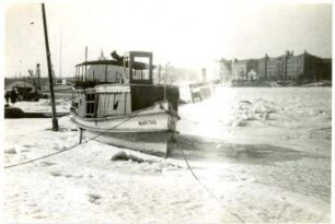 Dresden, Johannstadt, Elbfähre "Martha" auf der zugefrorenen Elbe.