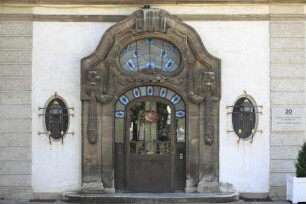 Ostportal des südlichen Kurverwaltungsgebäudes