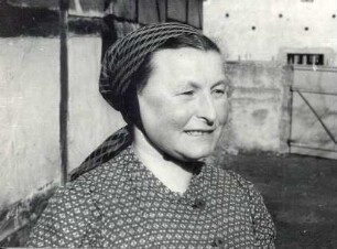 Kopftuch in Radibor : Kleidung - katholische Tracht. Ort: Radwor / Radibor. Im Nacken gebundenes Kopftuch über Trachtenhaube bei Stallarbeiten. Vgl. Lětopis C 11/12 (1968/69).