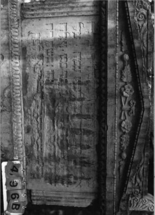 Grabstein 496 (Index: 99791127) Zustand: Rückseite stark verwittert Maße HxBxT: 310x140x77 cm Symbolik: Urne auf Trauerflor, 10 Urnen Besonderheit: kulturhistorisch wertvoll / hist.-wiss. und künstl.-formale Gründe (Gemeindestellung, Inschrift): Grabstein 496B (Detailaufnahme 2)