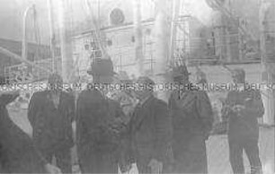 Selbstversenkung des Hochseepassagierdampfers "Columbus" am 19. Dezember 1939, Heimfahrt der älteren Besatzungsangehörigen (54-60 Jahre) vom Internierungslager auf Angel Island, Kalifornien, an Bord des italienischen Dampfers "Fella"
