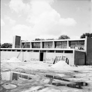 Grundschule Glashütte: verglaster Rohbau der Turnhalle