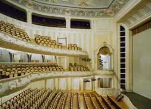 Dresden-Altstadt. Schauspielhaus (1912/1913; W. Lossow, M. H. Kühne; Umbau 1993/1995). Zuschauerraum mit Hofloge links der Bühne. Blick vom 1. Rang rechts