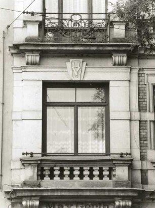 Dresden-Neustadt, Bautzner Straße 39. Wohnhaus (um 1890). Fenster (1. Obergeschoß)