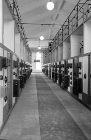 Horben: Gang im Transformatorenhaus