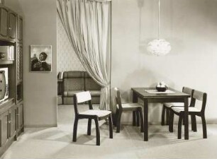 Eßtisch (Modell 322/20) mit vier Stühlen (Stuhl mit gepolsterter Sitzfläche und Rückenlehne (Modell 8002)) (1980; VEB Vereinigte Sitzmöbelindustrie Neuhausen)
