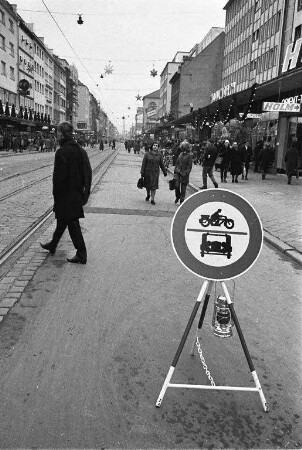 Sperrung der Kaiserstraße für Autoverkehr an den verkaufsoffenen Samstagen vor Weihnachten.