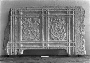 Türsturz mit zwei Hausmarken