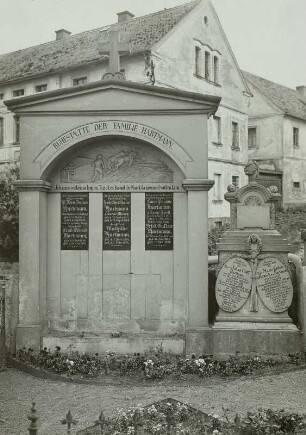 Zittau-Hirschfeld-Schlegel. Gehöft Richard Kunack. Ruhestätte der Familie Hartmann. Wandgrabmale