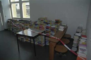 Sächsische Landesbibliothek - Staats- und Universitätsbibliothek Dresden, Zweigbibliothek Medizin. Gestapelte Bücher