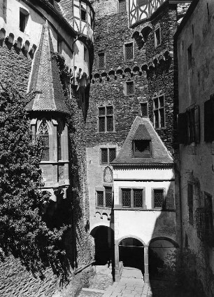 Wierschem. Burg Eltz (Ersterwähnung 1157, Teilzerstörung (Brand) 1920, Wiederherstellung bis 1939). Teilansicht