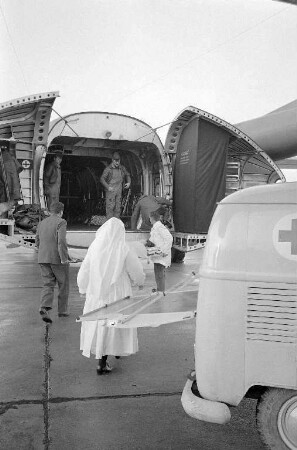 Krankentransport der verunglückten 18jährigen Holländerin Anneke Wys mit einer Noratlas-Maschine der Luftwaffe nach Rotterdam.