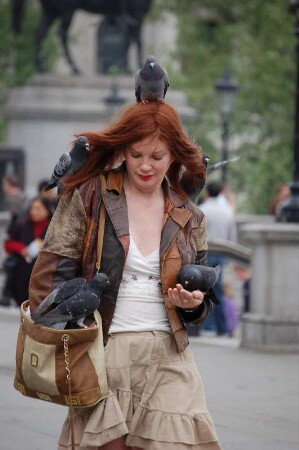 von Tauben umschwärmte Frau am Trafalgar Square