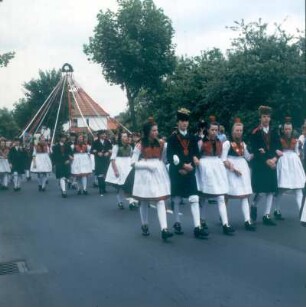 Schwälmer Tanz- und Trachtengruppe bei einem Festumzug