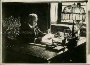 Reichspräsident von Hindenburg am Schreibtisch