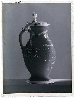 Krug mit Zinndeckel