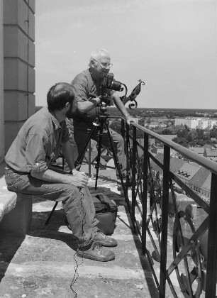 Fotografen der Deutschen Fotothek in Herzberg bei Stadtaufnahmen von erhöhtem Standort : Die Fotografen der Deutschen Fotothek, Hans Reinecke und Siegfried Bregulla, auf dem Turm der St.-Marien-Kirche in Herzberg. Anfertigen von Stadtbildern von erhöhtem Standort