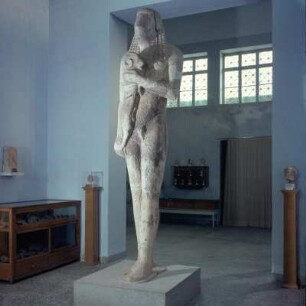 Thasos, Limenas Thasou, Archäologisches Museum : Thasos, Limenas Thasou, Archäologisches Museum. Kuros Widderträger, 3,50m, Anfang 6. Jh. v. Chr. Aus dem Fundament des Athenaions