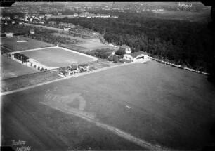 Weimar, Flugplatz am Lindenberg aus Richtung Südosten. Rechts das Webicht. Im Hintergrund erste Wohnhäuser an der "Großmutter"
