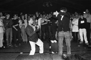 Schützenverein: Männerversteigerung: Exer, Festzelt: zwei Männer bei Aktion, Publikum: 26. Juli 1998