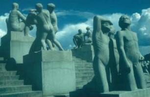 Oslo. Vigeland-Park. Gruppen von Granitskulpturen auf Treppenaufgängen