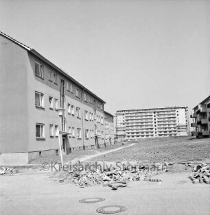 Klosterbergen: Bogenstraße: rechts und links dreigeschossige Wohnblocks: vorn Bauschutt: dahinter in der Mitte unbefestigte Außenanlage: hinten Mitte achtgeschossiges Punkthaus vor Fertigstellung