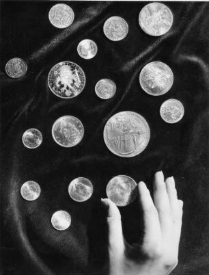 Eine Münzsammlung. Geld spielt im Verlauf der Geschichte eine entscheidente Rolle