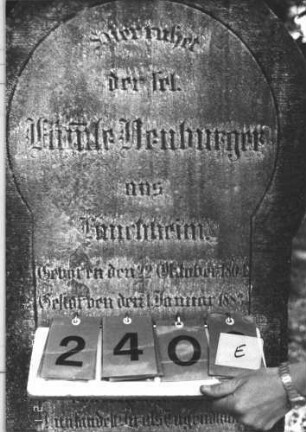 Grabstein 240 (Index: 100009203) Zustand: Vorderseite stark verwittert Maße HxBxT: 142x59x18 cm: Grabstein 240E
