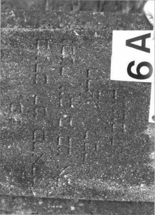 Grabstein 6 (Index: 100114404) Material: Kalkstein Zustand: verwittert Maße HxBxT: 158x54x27 cm Beschreibung: Stele, getreppter Sockel, eingezogener Rundbogenabschluß Symbolik: Blumenschale: Grabstein 6A