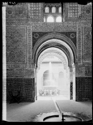 Granada: Blick in den Löwenhof der Alhambra