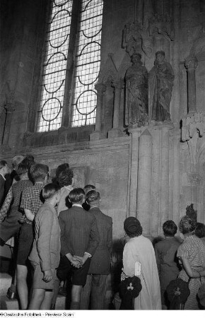 Besucher vor den Stifterfiguren Ekkehard und Uta im Naumburger Dom St. Peter und Paul