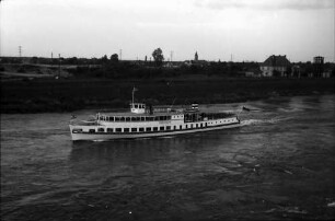 Neuenburg: Personenschiff bei Neuenburg
