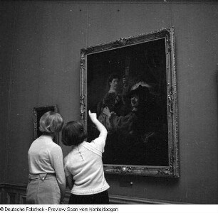 Junge Frauen beim Besuch der Gemäldegalerie Alte Meister