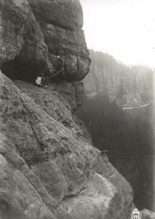 Sächsische Schweiz, Schrammsteine. Zackenkrone. Seilschaft Rudolf Fehrmann mit Hüftsicherung an der Ausstiegsrippe des Alten Weges (III)