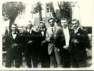 Etkar André mit Freunden