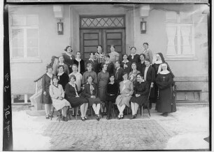 Haushaltungsschule in Gammertingen 1931; Gruppenbild Haushaltungsschülerinnen mit Lehrkräften